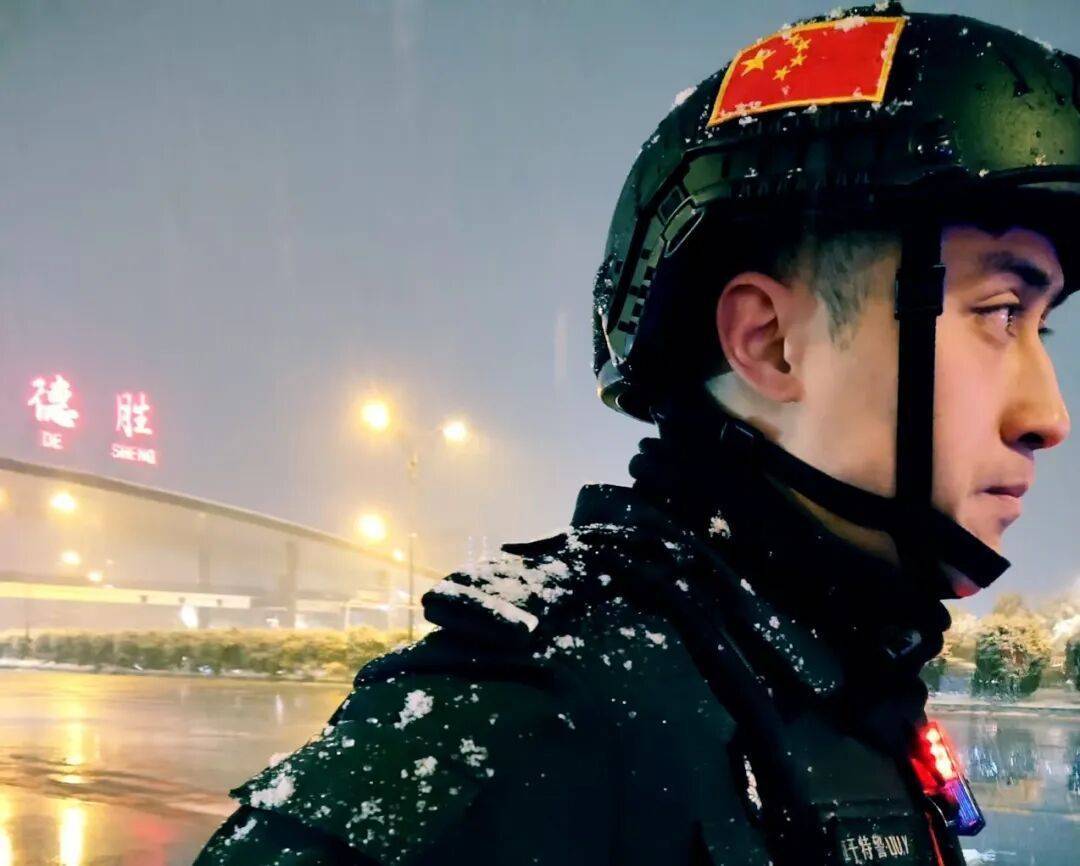 皇冠代理登录地址_杭州1米99“大长腿”交警火出圈皇冠代理登录地址,本人回应:不要关注我,这群人更了不起