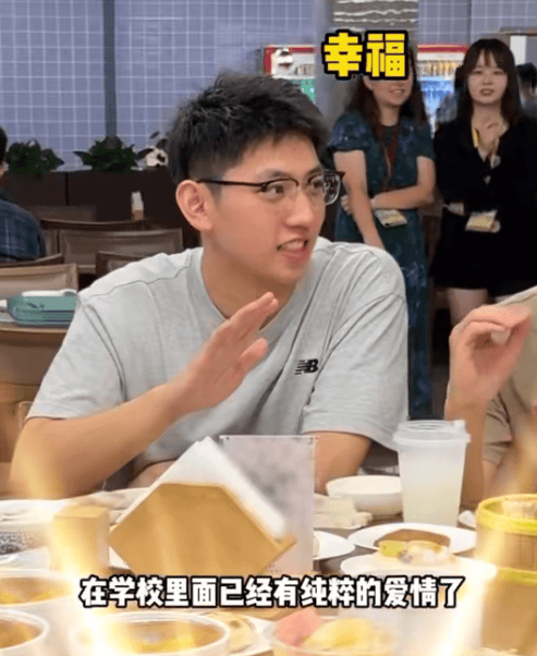 足球外盘在哪买_知名男歌手突然现身陌生人婚礼足球外盘在哪买,并随礼999元!