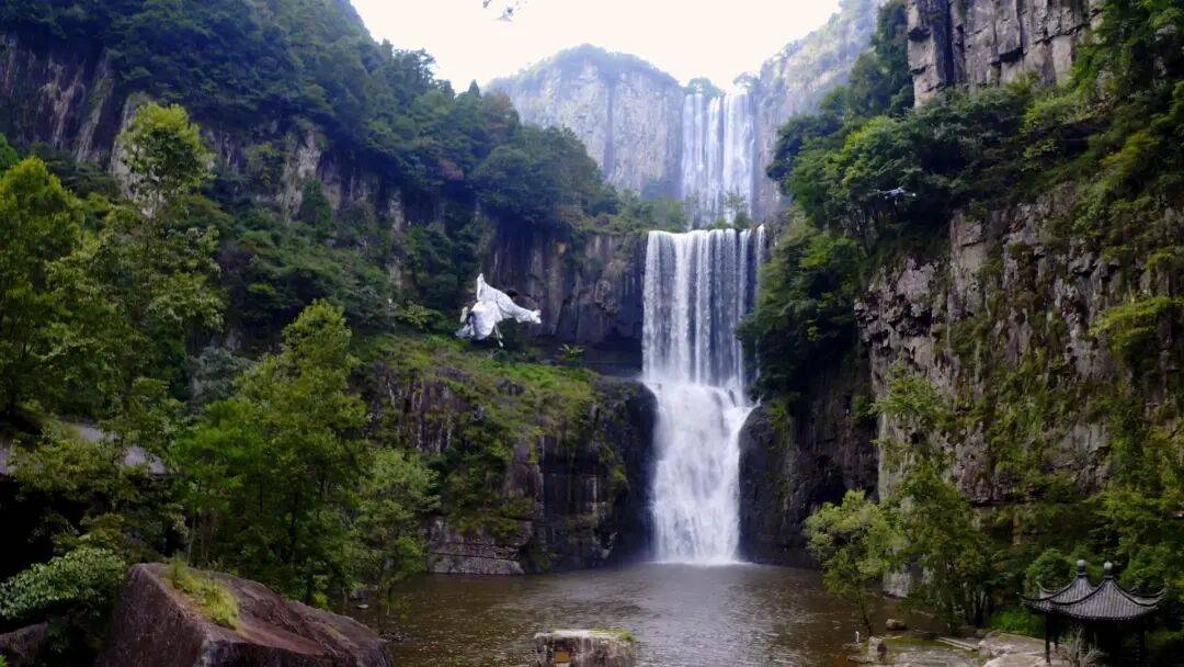 皇冠信用网申请_女生瀑布前拍视频皇冠信用网申请,空中突然飘来一排人