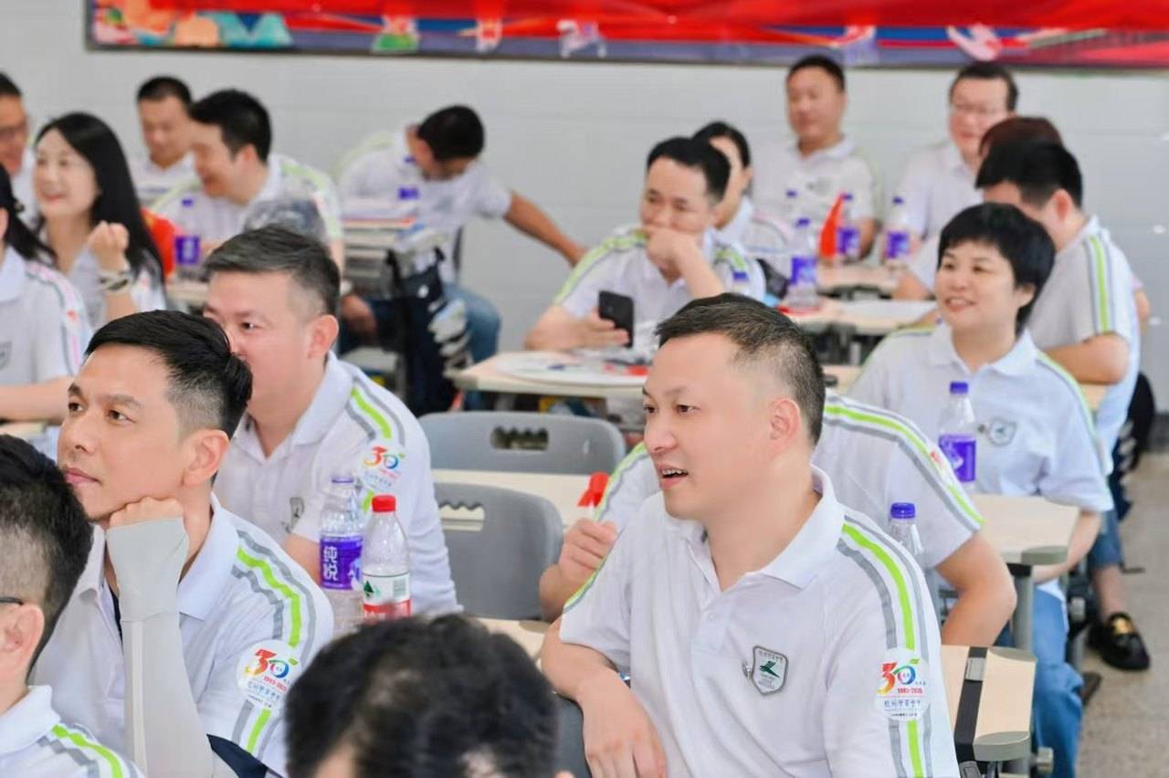 nba季后赛2025时间_那个让老师骄傲的“调皮”班级!30年同学聚会nba季后赛2025时间,还伴有一封来自贵州的感谢信